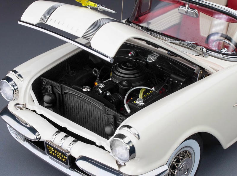 SunStar 1:18 1955 Pontiac Star Chief Diecast Model