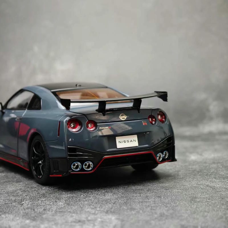 PUADI Nissan GT-R NISMO R35 2022 1:18 Alloy Diecast Model Car