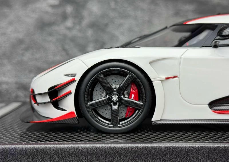 VMB 1:18 Koenigsegg ONE:1 Resin Model – White / Silver