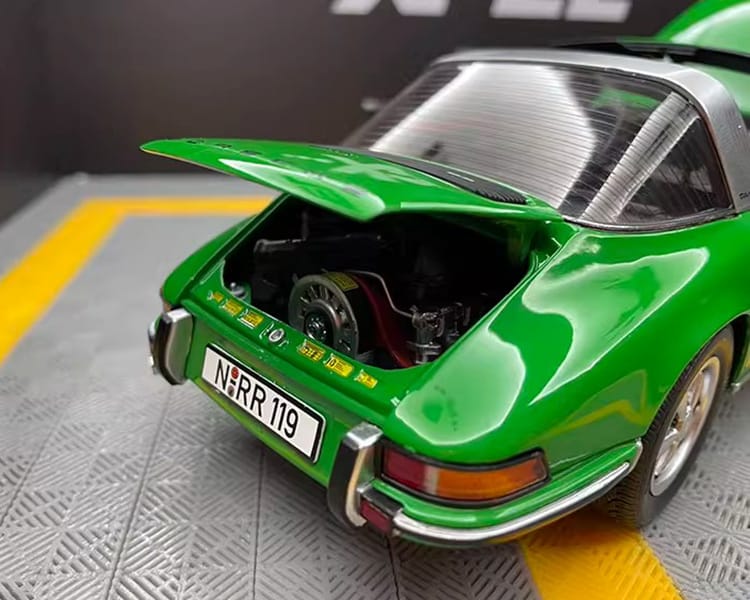 Schuco Porsche Cayman GT4 911 1:18 Diecast Model Car