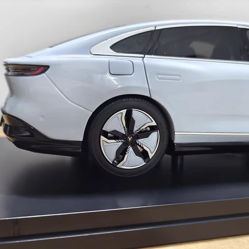 Original 1:18 Dongfeng Voyah Zhuiguang EV Sedan Alloy Diecast Model