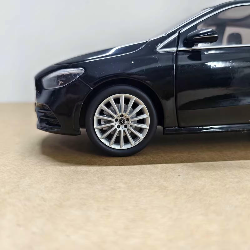 1:18 Mercedes-Benz B-Class MPV Diecast Model