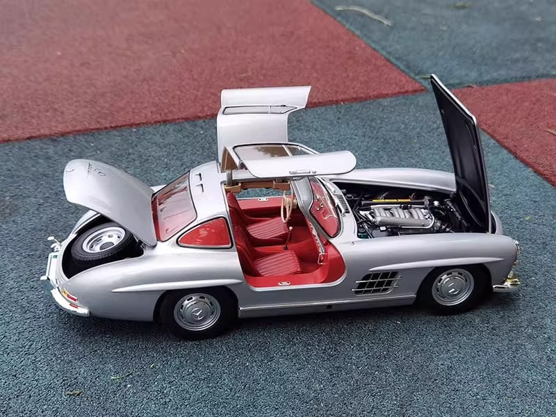 Minichamps 1:18 Mercedes-Benz 300SL W198 1954 “Gullwing” Diecast Model Car