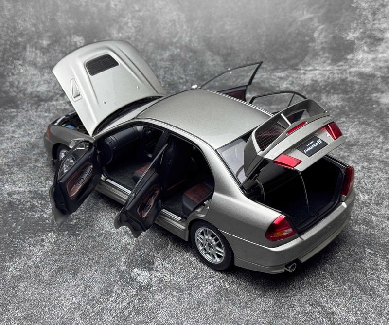MotorHelix 1:18 Mitsubishi Lancer EVO 4th Generation Diecast Car
