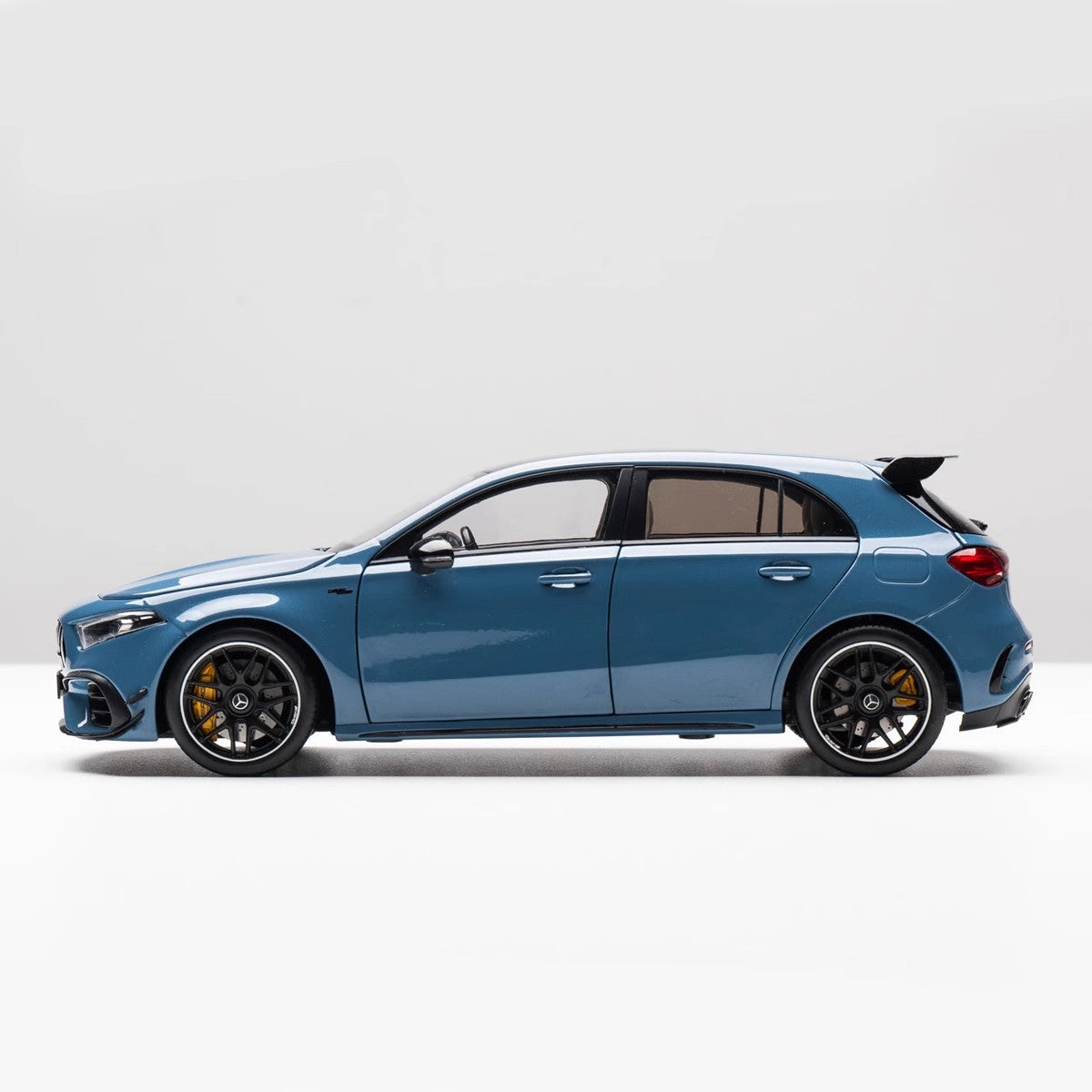 Оригинальная заводская модель автомобиля AMG A45 S из сплава синего фарфора в масштабе 1:18 полностью открытая