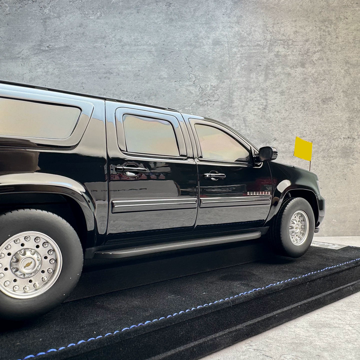 2two Chevrolet Suburban 1:18 Resin Model Car