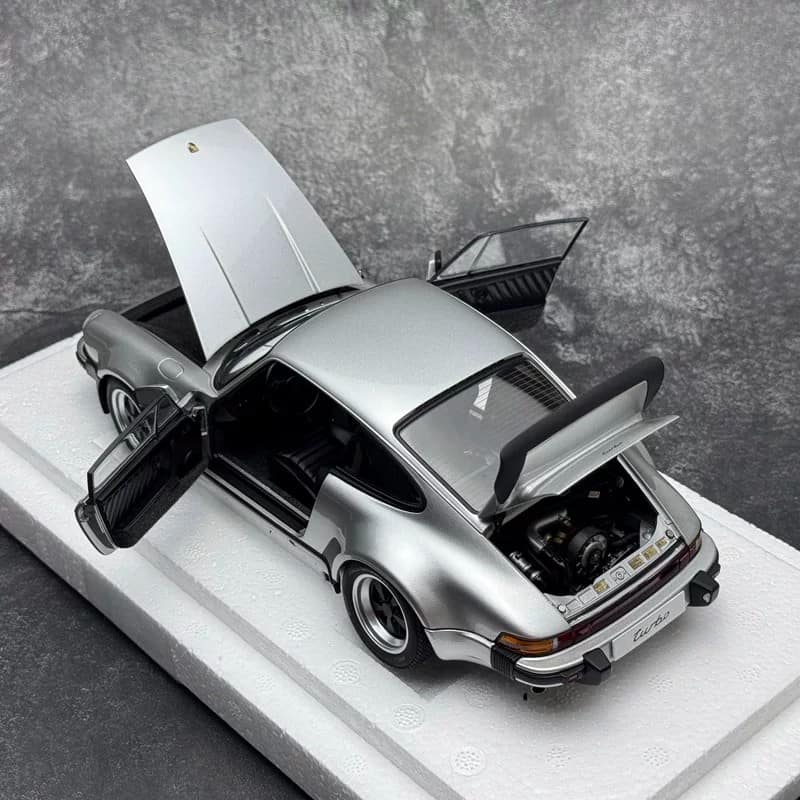 AUTOart 1:18 Porsche 911 (930) Turbo 3.0 Diecast Model Car