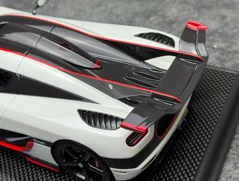 VMB 1:18 Koenigsegg ONE:1 Resin Model – White / Silver