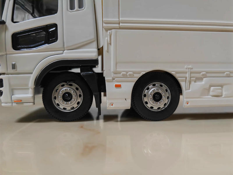 Mitsubishi Fuso Supergreat 1:43 Truck Model