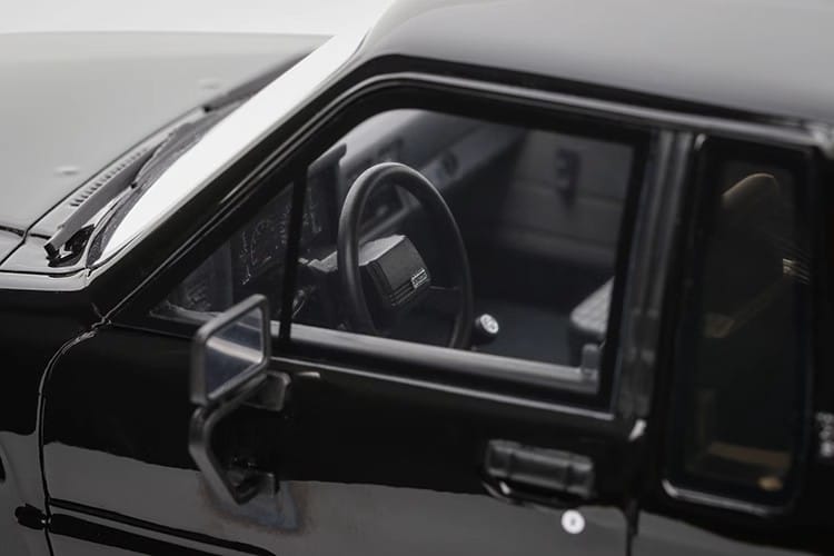 Pre-sale OTTO 1:18 Toyota HILUX SR5 Bright Black Resin Model – Limited Edition of 2,500 Units(OT481
