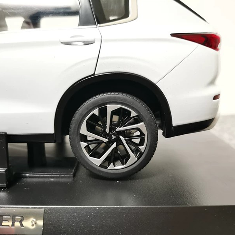 Official 1:18 Mitsubishi Outlander 2023 Diecast Model Car