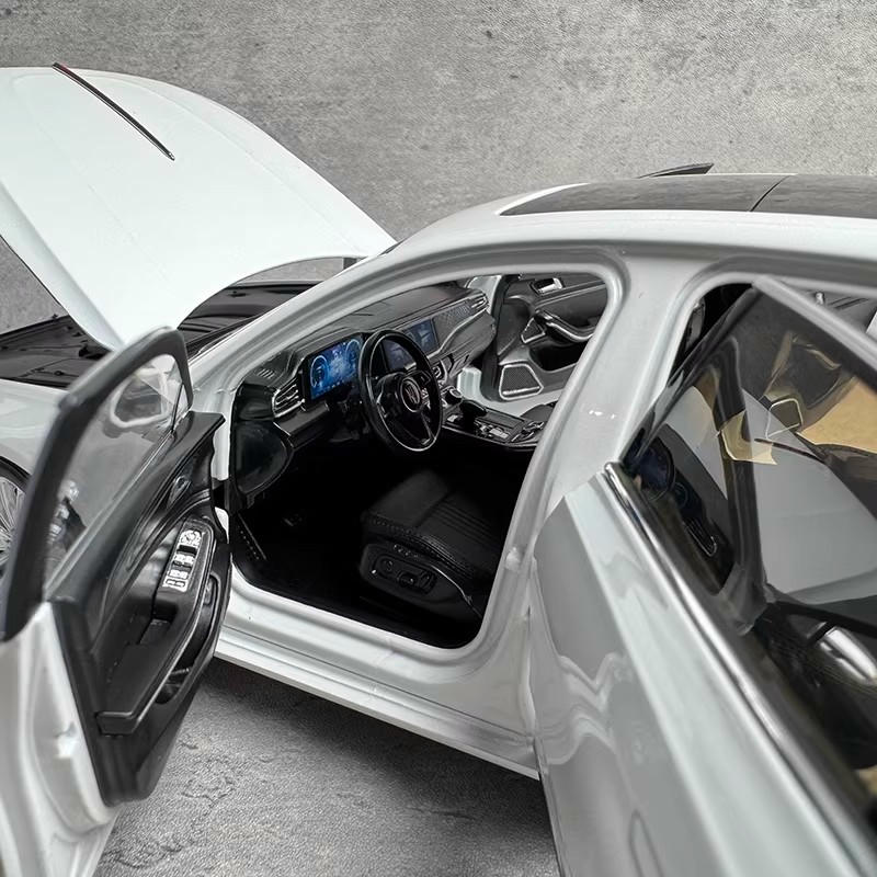 Hongqi 1:18 Hongqi H9 Luxury Sedan Diecast Model