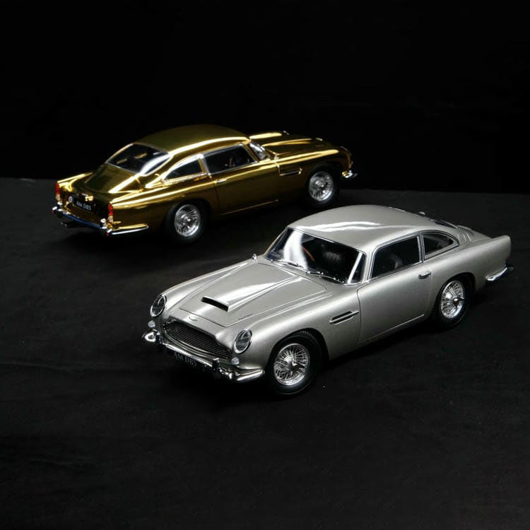 Auto   1/18 For Aston Martin V12