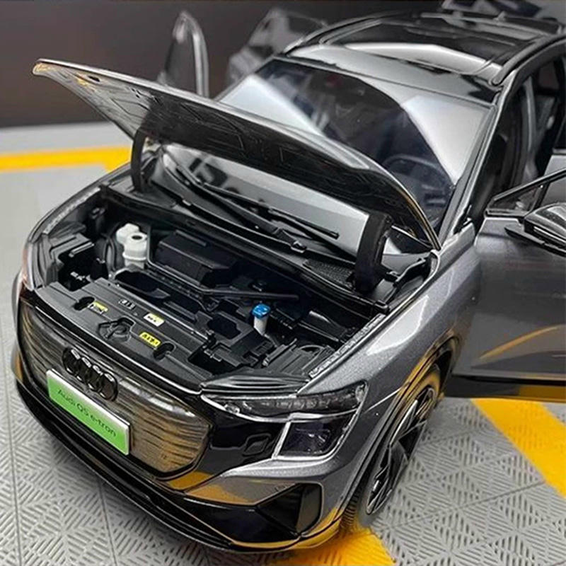 1:18 Audi Q5 e-tron Diecast Model Car with Lights