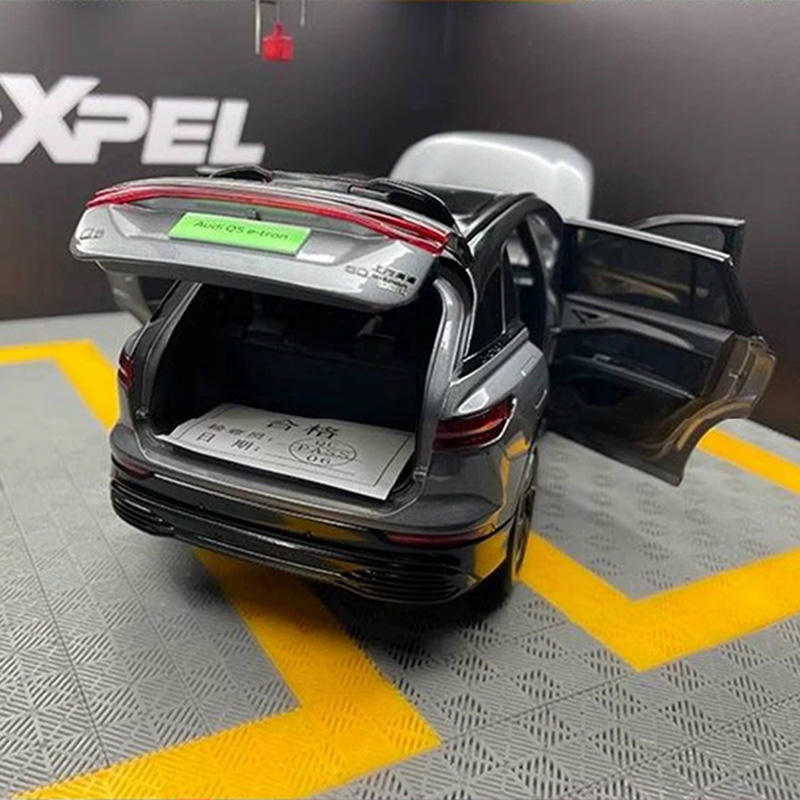 1:18 Audi Q5 e-tron Diecast Model Car with Lights