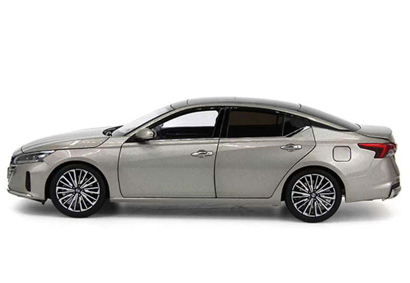 Paudi 1:18 Nissan Altima Diecast Model Car