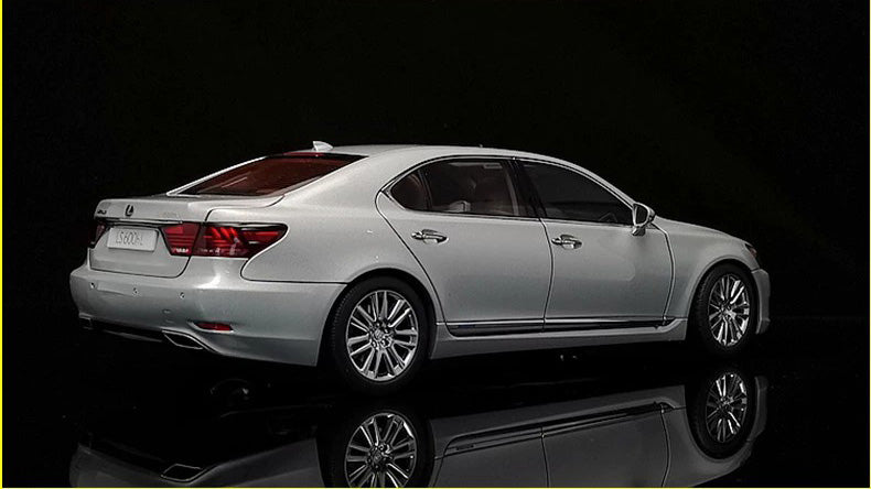 AUTOart Lexus LS600hL 1:18 Diecast Model Car