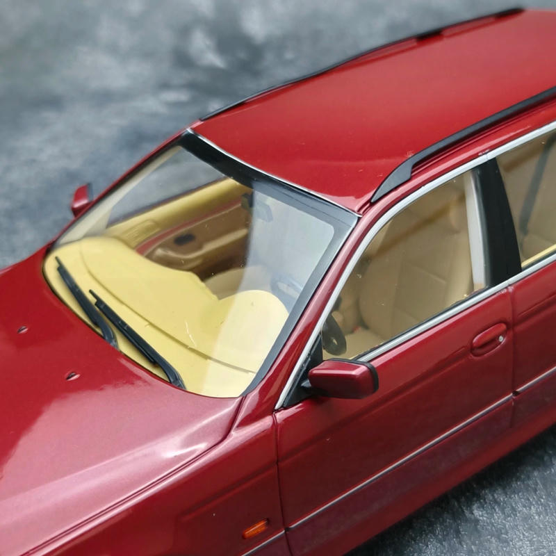 Triple9 1:18 BMW 5 Series Touring (E39) 1998 Diecast Model