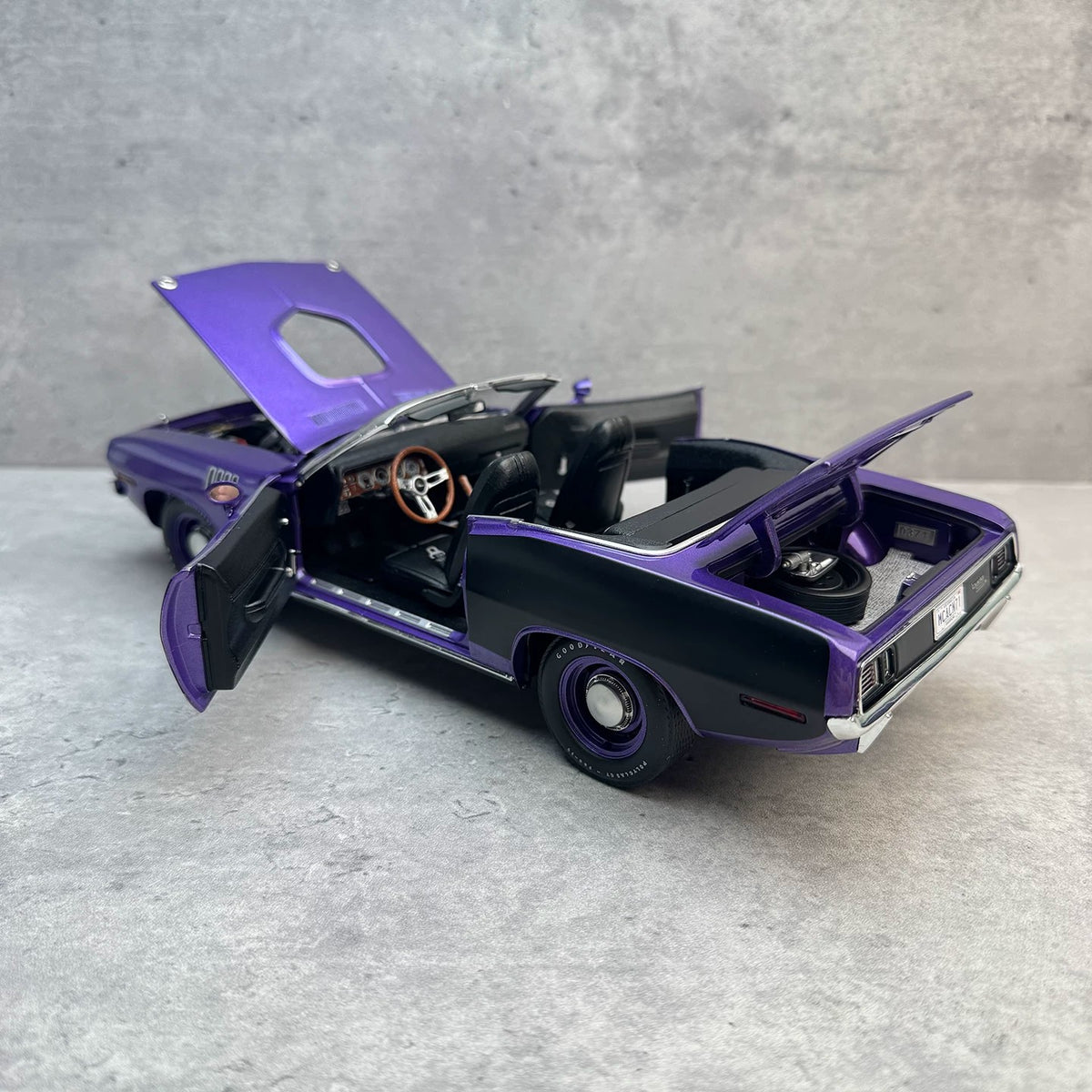 ACME 1:18 1971 Plymouth HEMI Cuda Convertible Diecast Model Car – Classic American Muscle Car Collectible