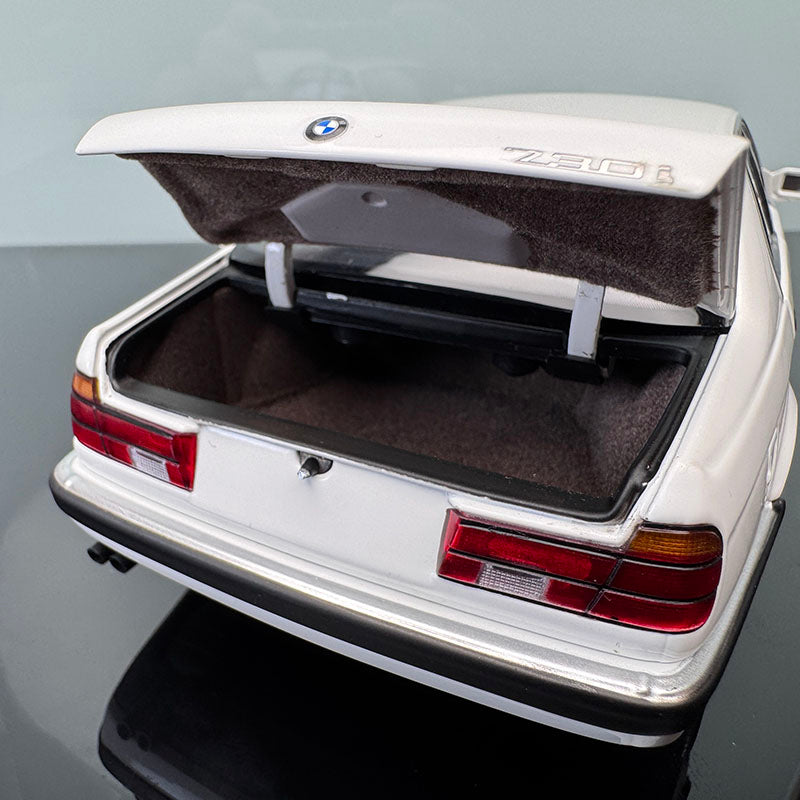BMW 7 Series 730i (E32) 1986 Diecast Model – 1:18 Scale Classic Collectible by Mini Cut  White