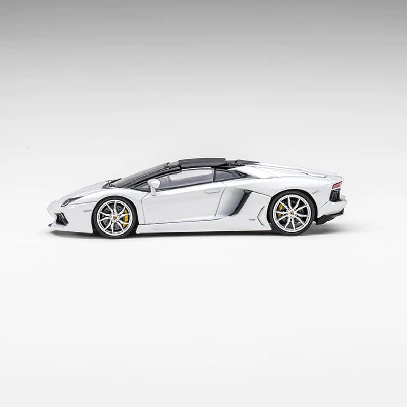 CLASSIC GARAGE 1:64 Lamborghini Aventador LP700-4 Roadster Diecast Model