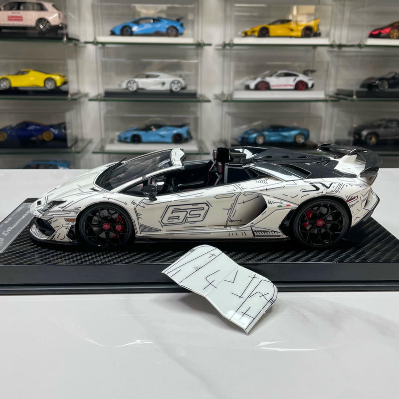 Runner & Ultra Unique 1:18 Lamborghini Aventador SVJ Resin Model
