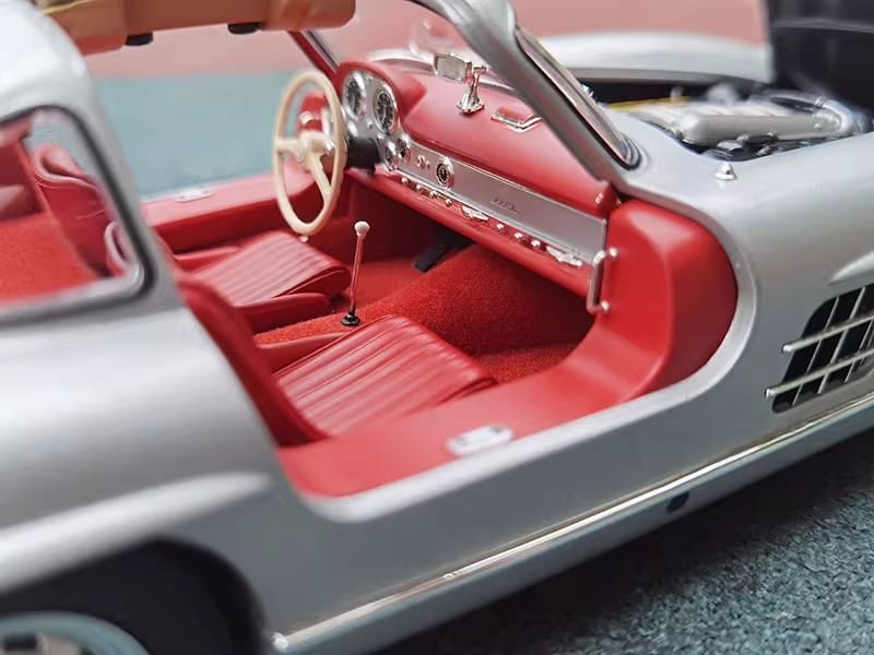 Minichamps 1:18 Mercedes-Benz 300SL W198 1954 “Gullwing” Diecast Model Car