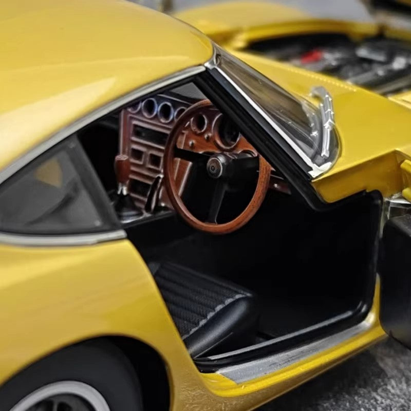 AUTOart 1:18 DeLorean-Inspired Gold Collectible Model (6-Door Opening, Flip-Up Lights, Interior Detail)（79549）