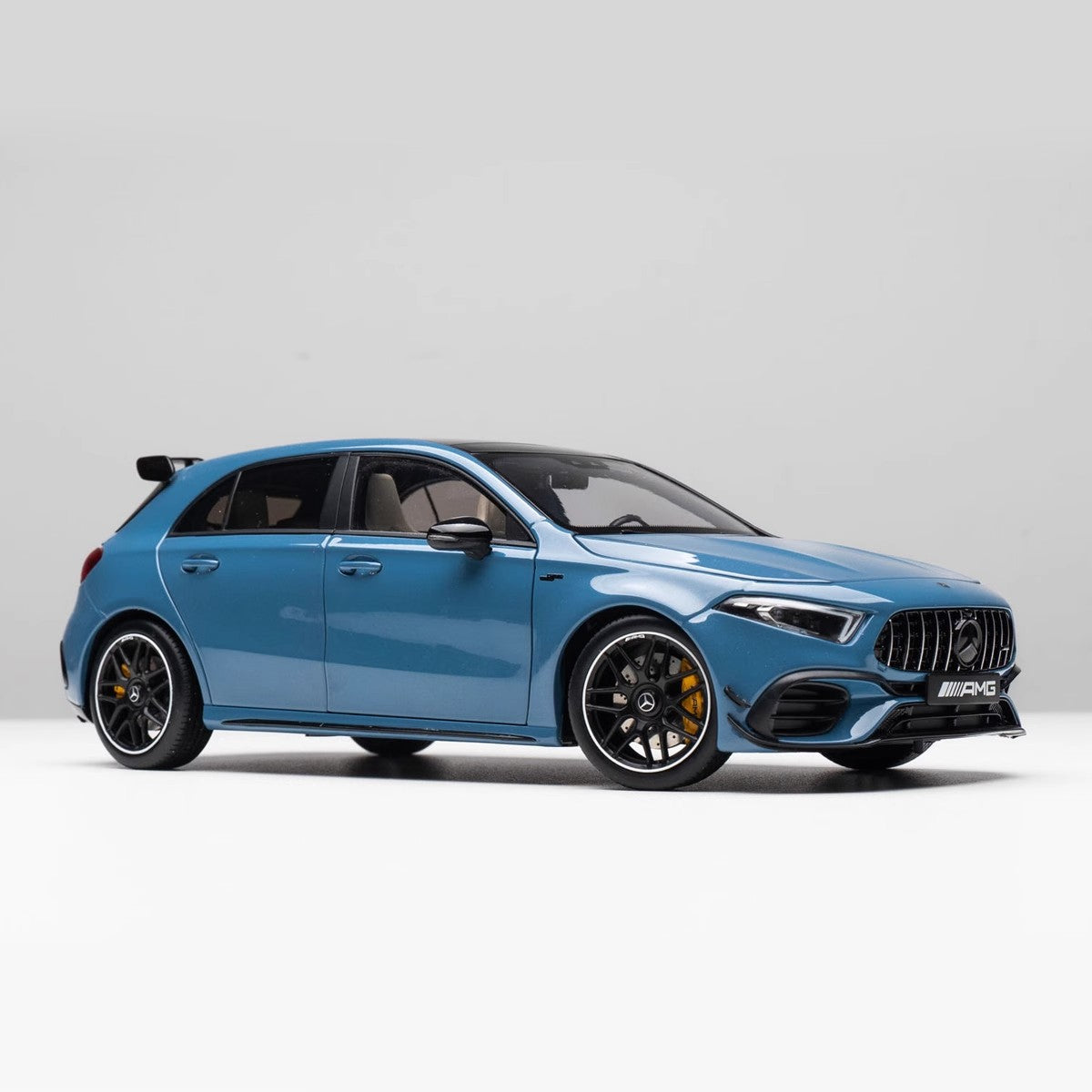 Оригинальная заводская модель автомобиля AMG A45 S из сплава синего фарфора в масштабе 1:18 полностью открытая