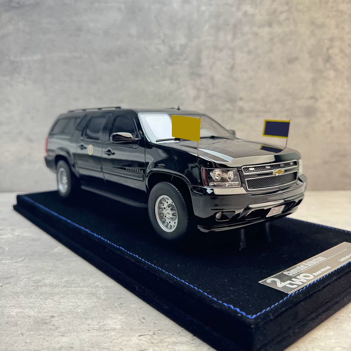 2two Chevrolet Suburban 1:18 Resin Model Car