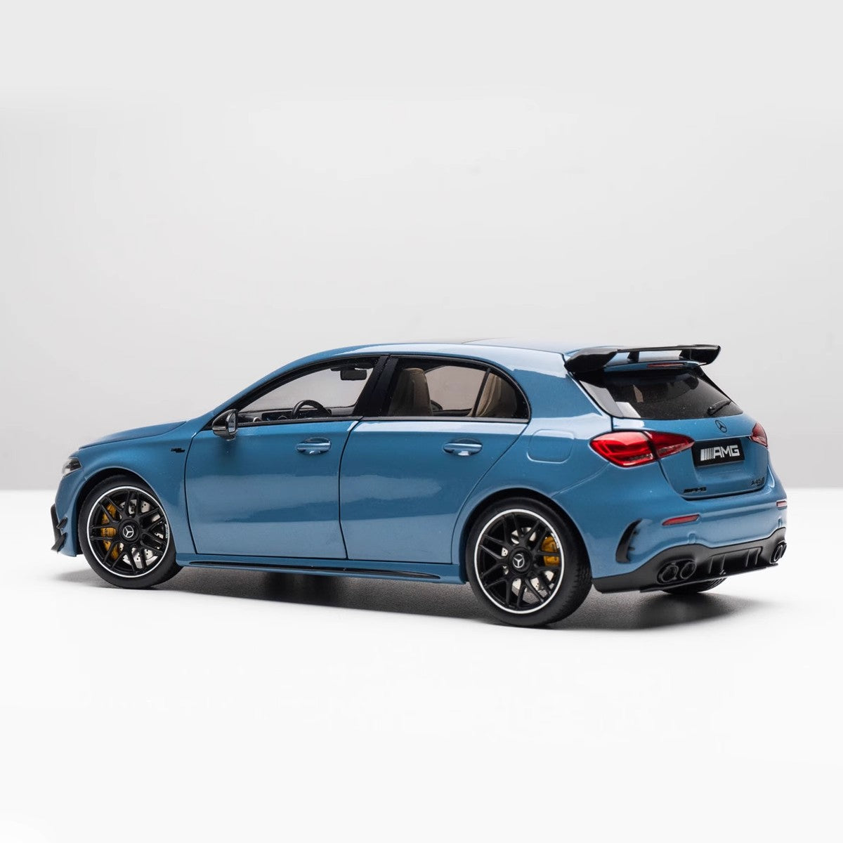 Оригинальная заводская модель автомобиля AMG A45 S из сплава синего фарфора в масштабе 1:18 полностью открытая