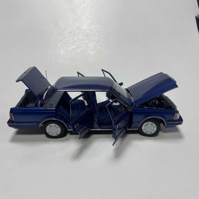 Xiao Guang 1:18 Toyota Crown MS122 Diecast Model Car