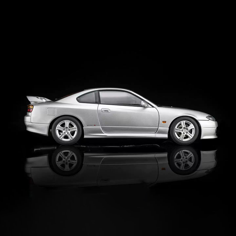 MOTORHELIX 1:18 Nissan Silvia S15 Spec-R Aero 1999 Diecast Model-JDM