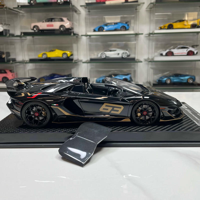 Runner & Ultra Unique 1:18 Lamborghini Aventador SVJ Resin Model