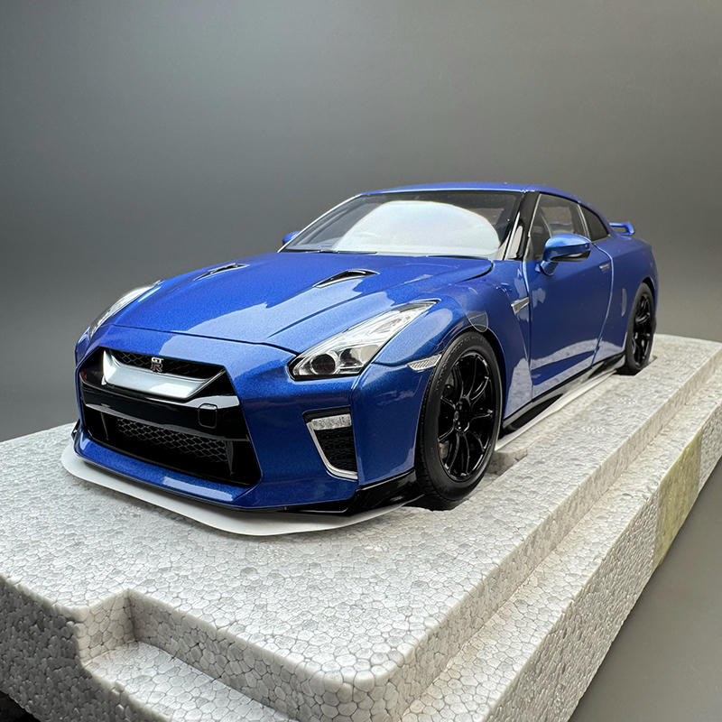MotorHelix 1:18 Nissan GT-R (R35) Track Edition
