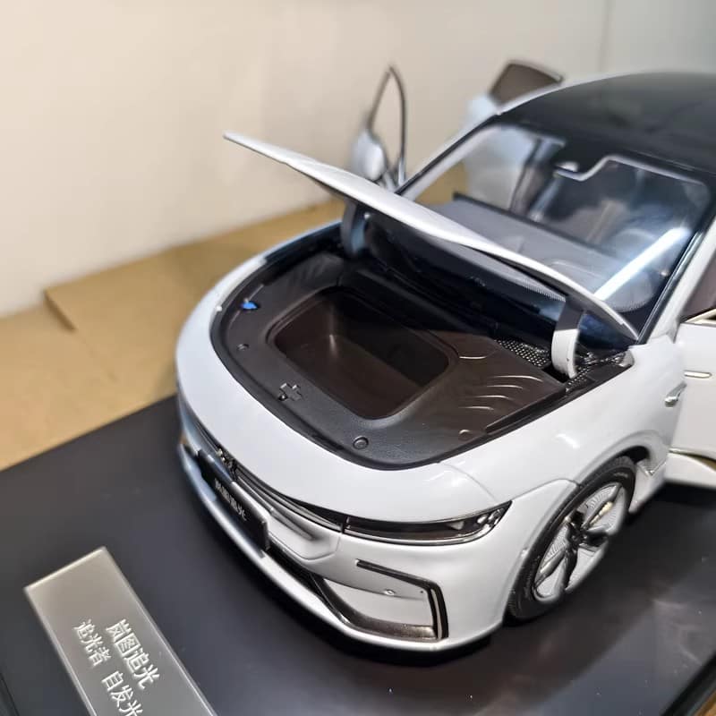 Original 1:18 Dongfeng Voyah Zhuiguang EV Sedan Alloy Diecast Model
