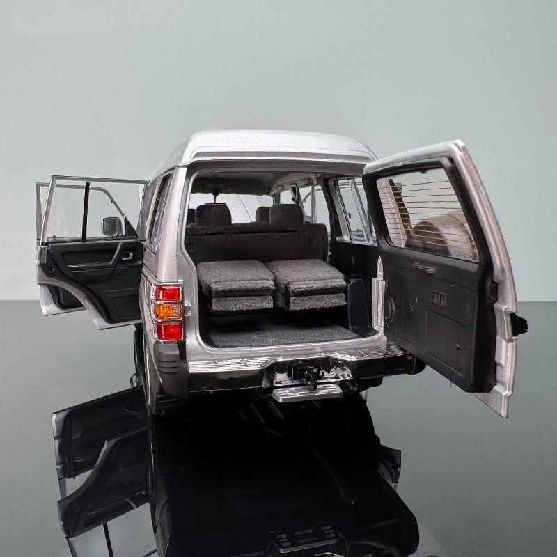 Limited Edition Mitsubishi Pajero Diecast Model – 1:18 Scale Collectible