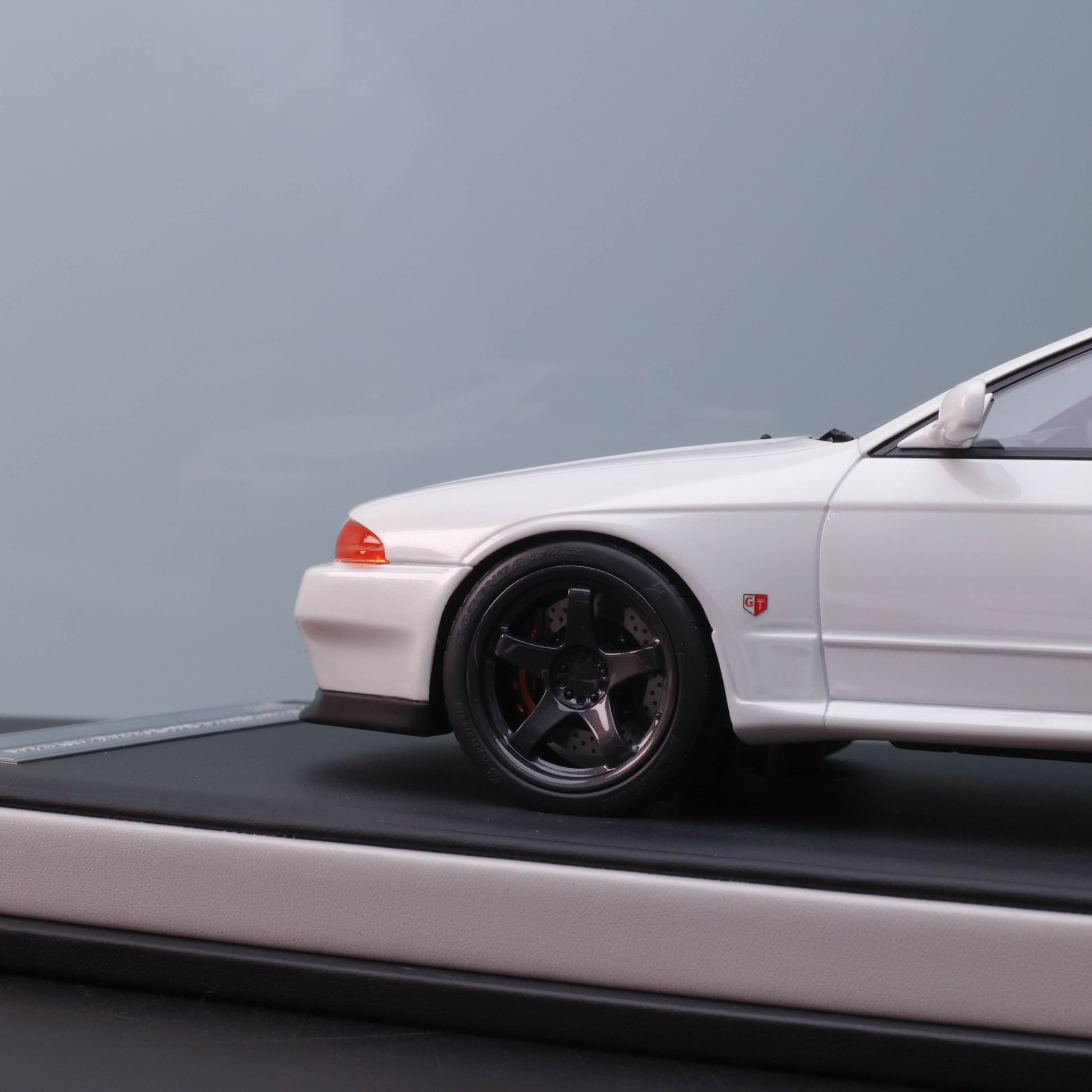 MOTORHELIX 1:18 Nissan Skyline GT-R (R32) Custom – Limited Resin Model (Gunmetal Grey)