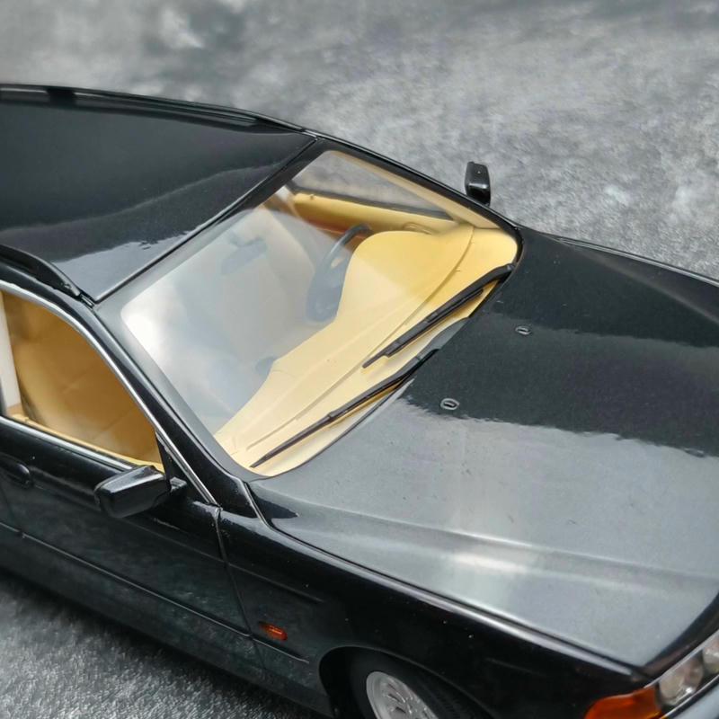 Triple9 1:18 BMW 5 Series Touring (E39) 1998 Diecast Model