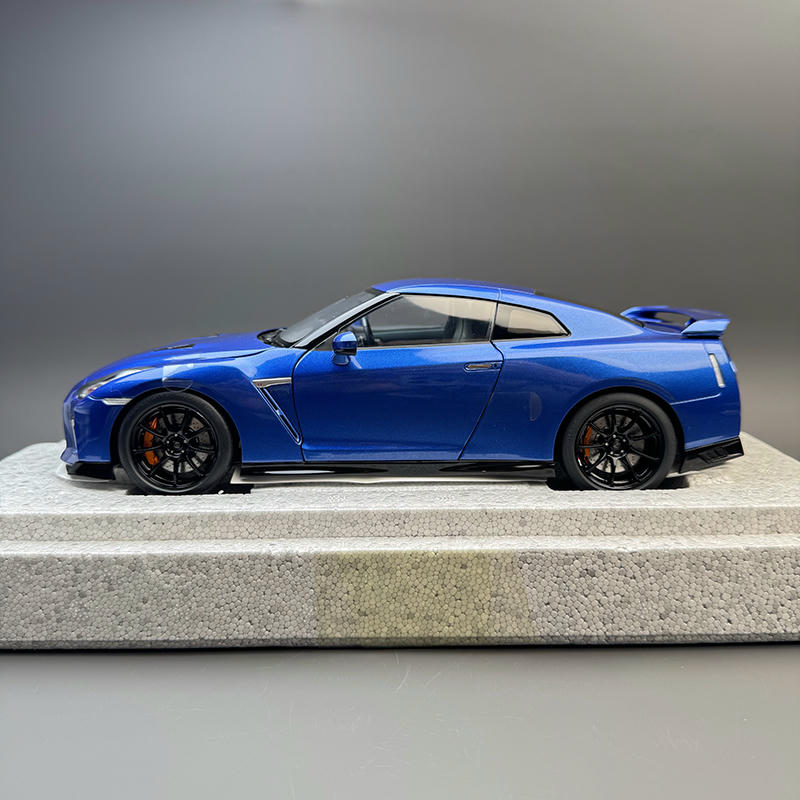 MotorHelix 1:18 Nissan GT-R (R35) Track Edition – YX car model