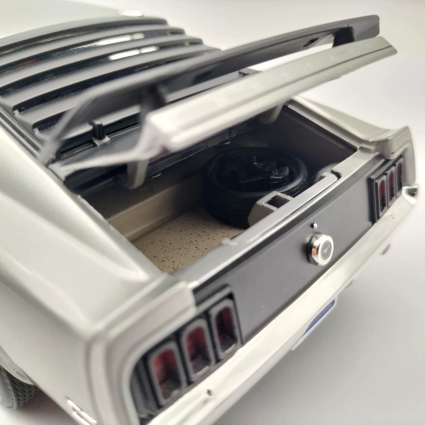 ACME 1:18 1970 Ford Mustang Boss 302 Diecast Model