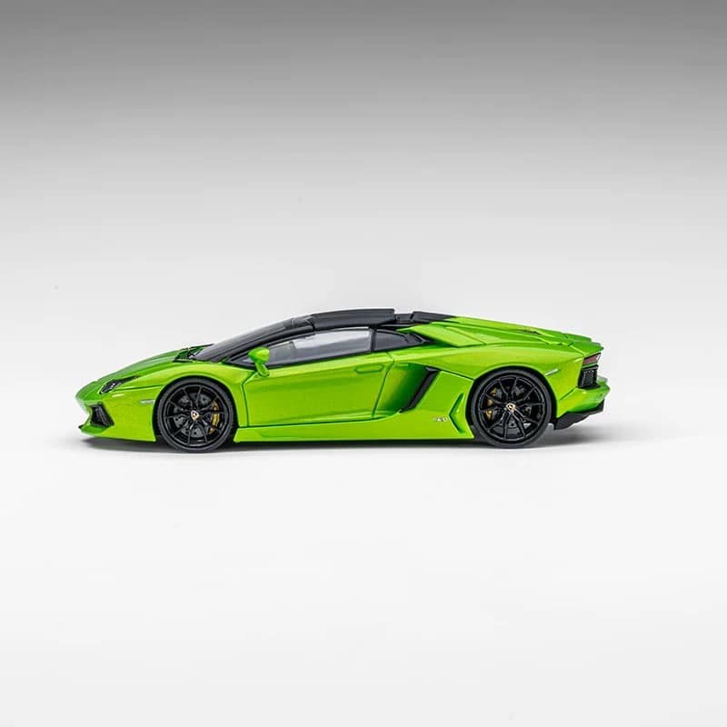 CLASSIC GARAGE 1:64 Lamborghini Aventador LP700-4 Roadster Diecast Model
