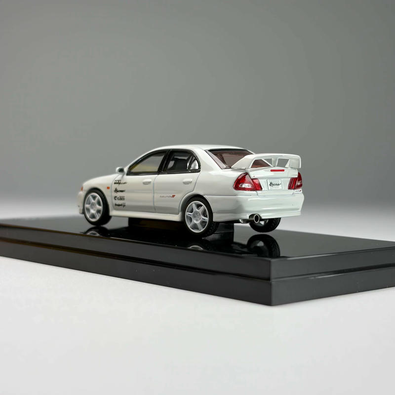 MotorHelix 1:64 Mitsubishi Lancer Evolution IV GSR Diecast Model