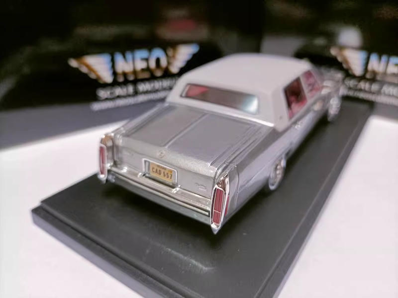 NEO 1:43 Cadillac Fleetwood 1982 Resin Model