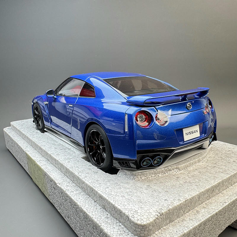 MotorHelix 1:18 Nissan GT-R (R35) Track Edition