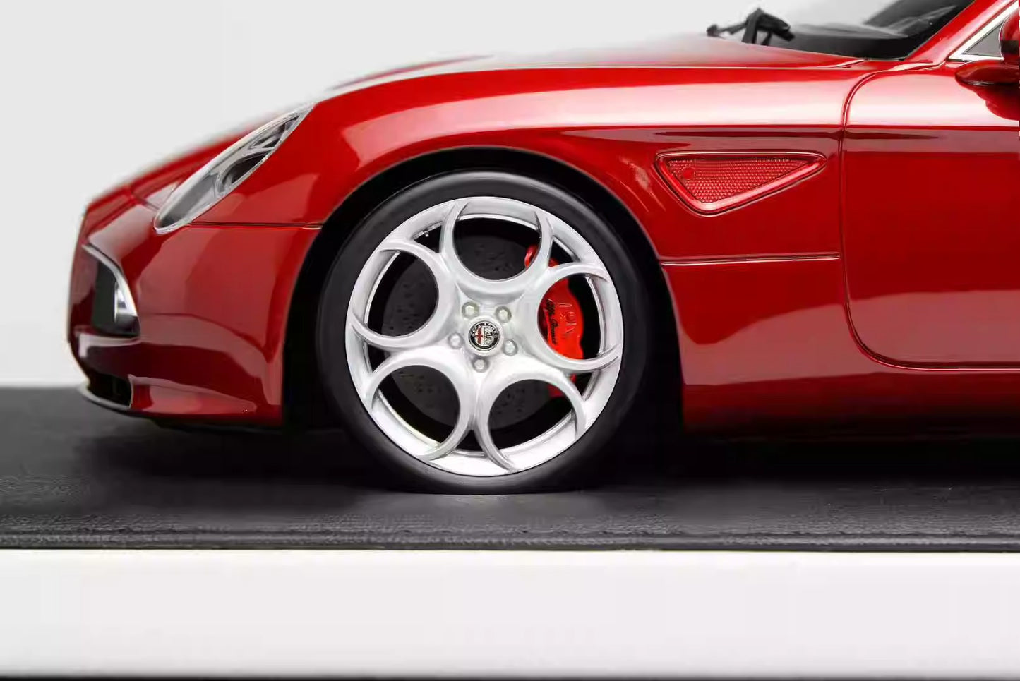 MotorHelix 1:18 Alfa Romeo 8C Resin Model