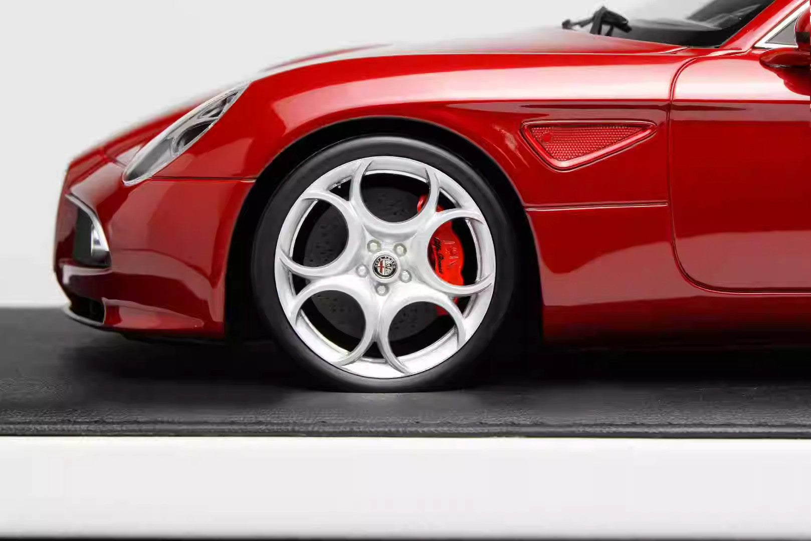MotorHelix 1:18 Alfa Romeo 8C Resin Model
