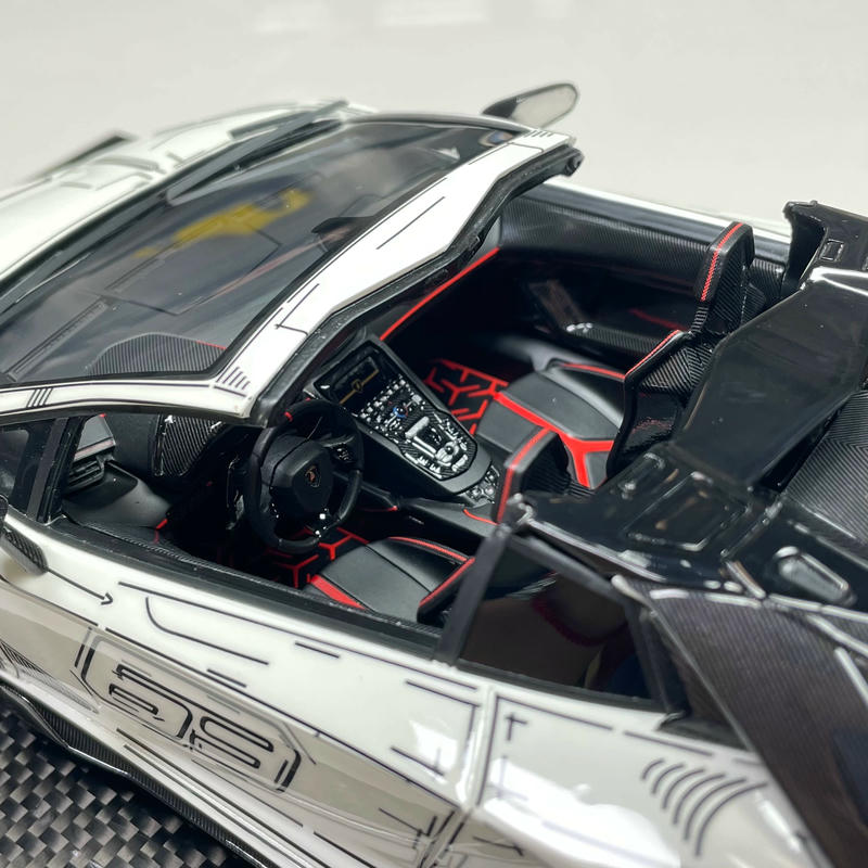 Runner & Ultra Unique 1:18 Lamborghini Aventador SVJ Resin Model