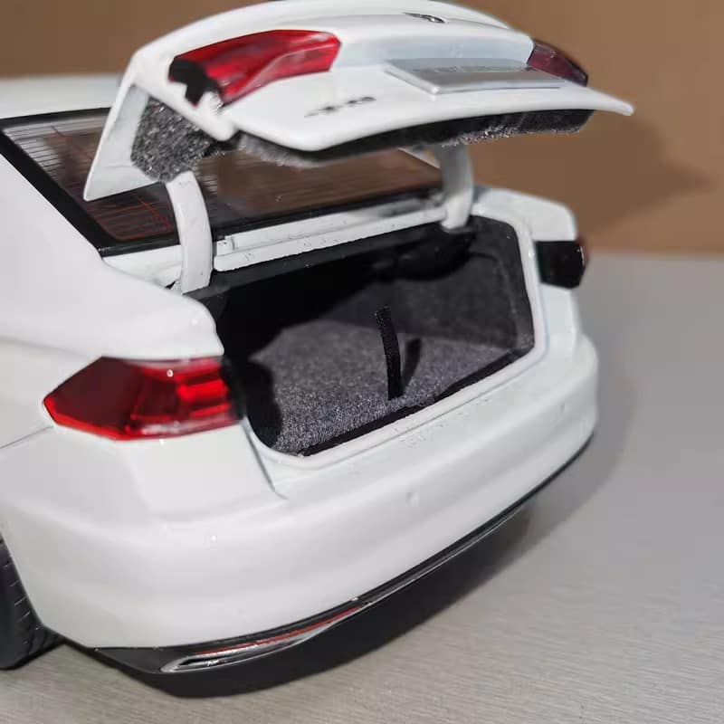 original 1:18 Volkswagen Bora Diecast Model Car