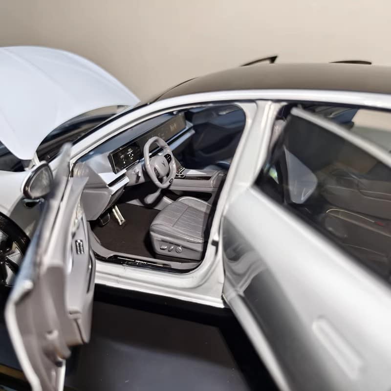 Original 1:18 Dongfeng Voyah Zhuiguang EV Sedan Alloy Diecast Model